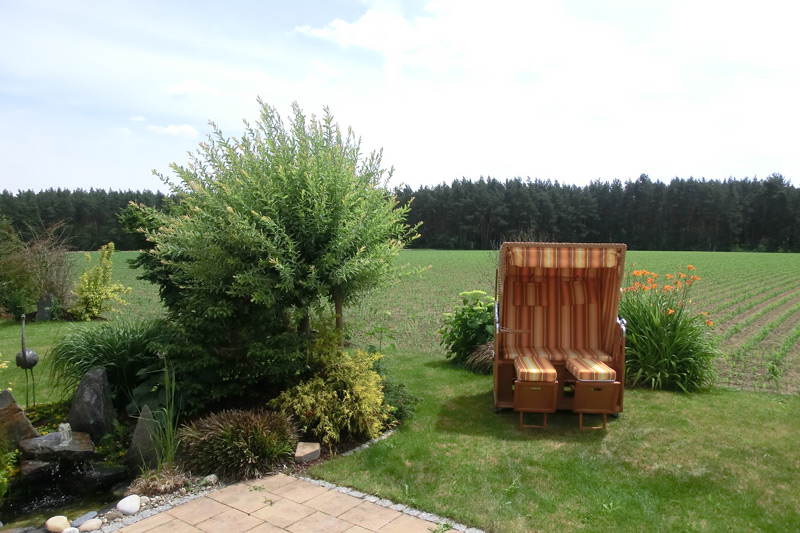 Garten mit Strandkorb